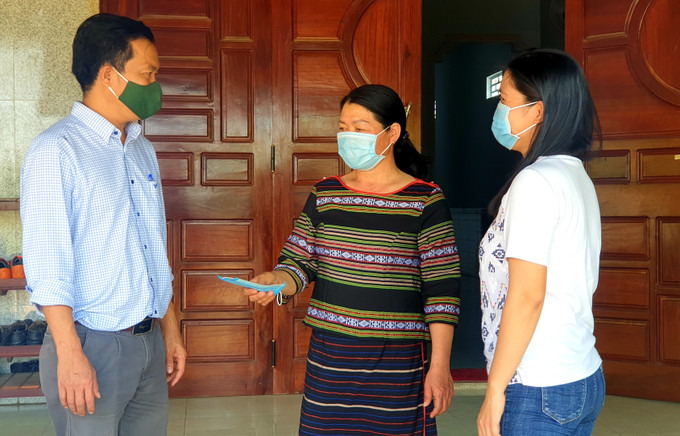 Chị A Hà (người đứng giữa), Bí thư Chi bộ, Trưởng thôn, Người uy tín của thôn Ama Hlil 2 đang tuyên truyền người dân cách phòng, chống COVID-19. Ảnh: baodantoc.vn Những phụ nữ Tây Nguyên tiêu biểu ở Gia Lai ảnh 1