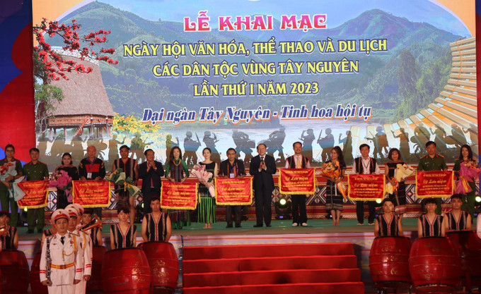 Bộ trưởng Bộ Văn hoá, Thể thao và Du lịch Nguyễn Văn Hùng trao hoa và cờ cho các đoàn tham dự. Ảnh: Dư Toán – TTXVN Khai mạc Ngày hội văn hóa, thể thao và du lịch các dân tộc vùng Tây Nguyên lần thứ I, năm 2023 ảnh 2