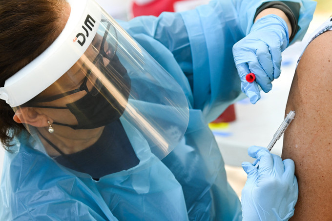 Nhân viên y tế tiêm vaccine phòng bệnh đậu mùa khỉ cho người dân tại Los Angeles, California, Mỹ, ngày 9/8/2022. Ảnh: AFP/ TTXVN Mỹ cảnh báo bệnh đậu mùa khỉ gây biến chứng nặng đối với người suy giảm miễn dịch nghiêm trọng ảnh 3