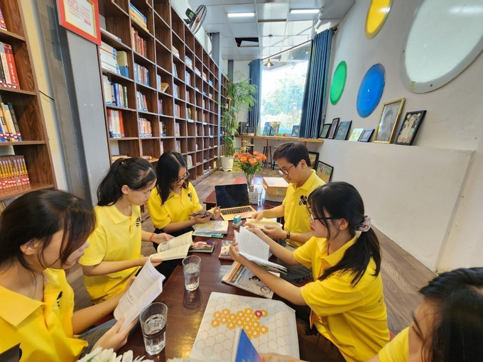 Các bạn trẻ đọc sách tại “Không gian đọc Yên”. Ảnh: TTXVN Không gian đọc Yên - Lan tỏa phong trào đọc sách, tinh thần hiếu học cho trẻ em ảnh 1