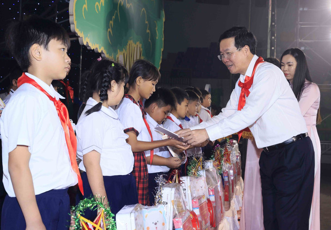 Chủ tịch nước Võ Văn Thưởng trao học bổng cho các thiếu nhi có hoàn cảnh khó khăn, mồ côi cha mẹ, mồ côi do COVID-19 của các tỉnh Đồng Nai, Bình Dương, Tây Ninh và Thành phố Hồ Chí Minh. Ảnh: An Đăng – TTXVN Chủ tịch nước Võ Văn Thưởng trao học bổng cho các thiếu nhi có hoàn cảnh khó khăn, mồ côi cha mẹ, mồ côi do COVID-19 của các tỉnh Đồng Nai, Bình Dương, Tây Ninh và Thành phố Hồ Chí Minh. Ảnh: An Đăng – TTXVN