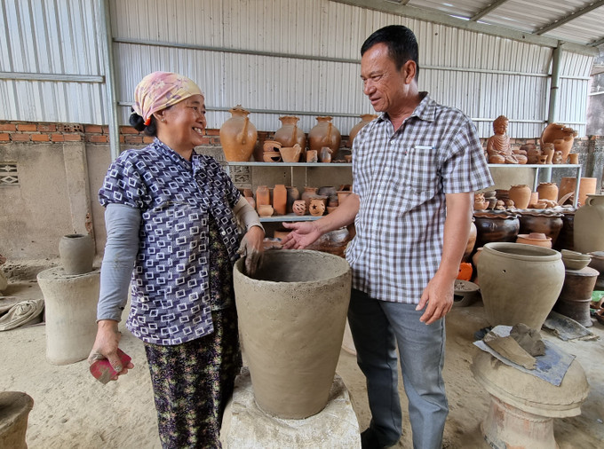 Ông Đàng Chí Quyết, người có uy tín ở khu phố Bàu Trúc, thị trấn Phước Dân (Ninh Phước, Ninh Thuận) trao đổi tình hình sản xuất gốm với bà con người Chăm ở địa phương. Ảnh: Nguyễn Thành – TTXVN Phát huy vai trò của người có uy tín trong cộng đồng ảnh 1