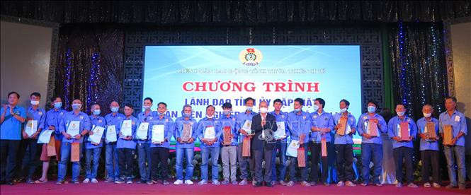Tặng quà cho đoàn viên Nghiệp đoàn Xích lô du lịch Huế. Ảnh: Tường Vi - TTXVN Xây dựng thương hiệu xích lô du lịch Huế ảnh 2