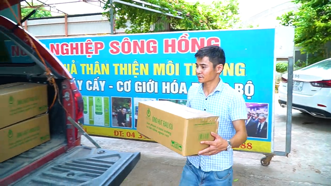 Giám đốc HTX Nông nghiệp Sông Hồng Lê Văn Tám. Ảnh: Phương Anh - TTXVN Ống hút rau củ ECOS - sản phẩm thân thiện môi trường ảnh 1