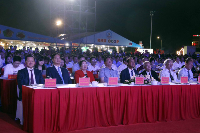 Phó Thủ tướng Chính phủ Lê Minh Khái cùng các đại biểu tham dự buổi lễ. Ảnh: Kim Há-TTXVN Khai mạc Festival Tôm Cà Mau ảnh 2