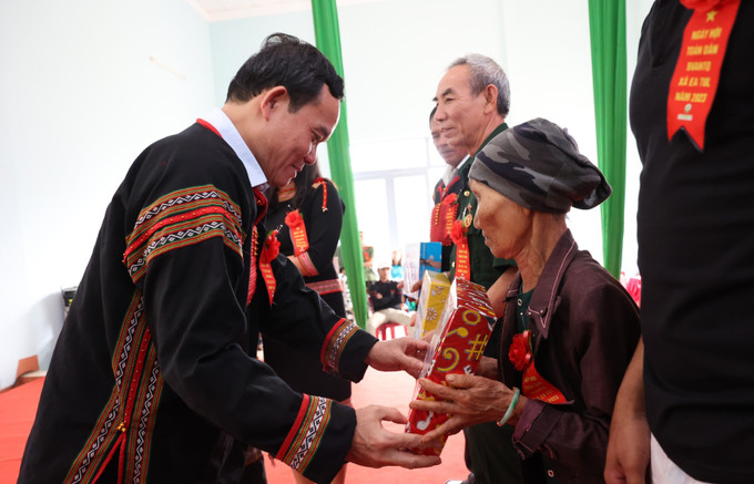 Phó Thủ tướng Trần Lưu Quang tặng quà cho người dân khó khăn xã Ea Tul, huyện Cư M’gar, tỉnh Đắk Lắk. Ảnh: Tuấn Anh – TTXVN Phó Thủ tướng Trần Lưu Quang: Lan tỏa cách làm hay trong phong trào Toàn dân bảo vệ an ninh Tổ quốc ảnh 3