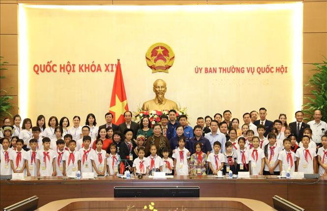 Phó Chủ tịch Thường trực Quốc hội Tòng Thị Phóng với các đại biểu cùng các em học sinh mồ côi, khuyết tật tỉnh Thái Nguyên. Ảnh: Văn Điệp - TTXVN Phó Chủ tịch Thường trực Quốc hội Tòng Thị Phóng gặp mặt Đoàn học sinh mồ côi, khuyết tật tỉnh Thái Nguyên ảnh 1