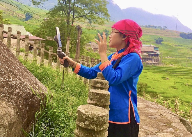 Vũ Thị Ngọc Hướng đang thực hiện tour du lịch online. Ảnh: baodantoc.vn Vũ Thị Ngọc Hướng - "Đại sứ du lịch" của làng bản ở Sa Pa ảnh 1