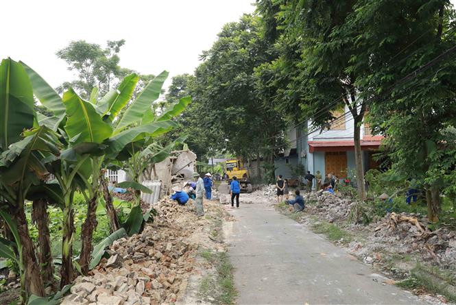 Tổng nguồn vốn huy động thực hiện Chương trình MTQG xây dựng NTM của Thái Nguyên đạt trên 36.000 tỷ đồng, hỗ trợ trên 730.000 tấn xi măng cho các địa phương để xây dựng, cải tạo trên 9.000 km đường giao thông, 470 km kênh mương thủy lợi, xây dựng mới được hơn 1.000 công trình nhà lớp học,132 Trung tâm Văn hoá - Thể thao xã, 1.281 nhà văn hoá xóm… Ảnh: Vũ Sinh – TTXVN Thái Nguyên phát huy hiệu quả các chương trình, chính sách dân tộc ảnh 2