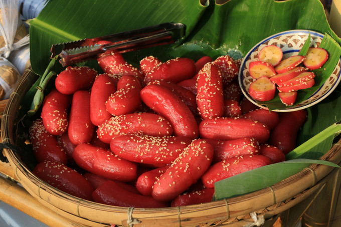 Món ăn dân dã, thơm ngon được bày bán tại những phiên chợ quê tại Đồng Tháp. Ảnh: Nhựt An - TTXVN Độc đáo những phiên chợ quê ở vùng sông nước Cửu Long ảnh 3