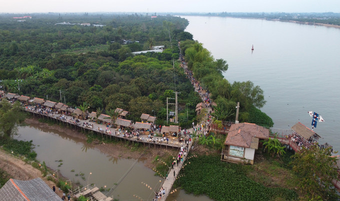 Chợ quê Tân Thuận Đông, thành phố Cao Lãnh (Đồng Tháp) chỉ hoạt động vào buổi chiều và tối thứ Bảy hàng tuần. Ảnh: Nhựt An - TTXVN Độc đáo những phiên chợ quê ở vùng sông nước Cửu Long ảnh 1