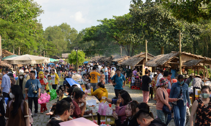 Du khách đến với Chợ quê Gò Tháp tại xã Tân Kiều (Tháp Mười, Đồng Tháp). Ảnh: Nhựt An - TTXVN Độc đáo những phiên chợ quê ở vùng sông nước Cửu Long ảnh 4
