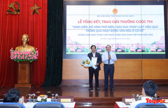 Mô hình về an toàn giao thông giành giải Nhất thi phổ biến pháp luật thông qua hoạt động văn hóa ảnh 1