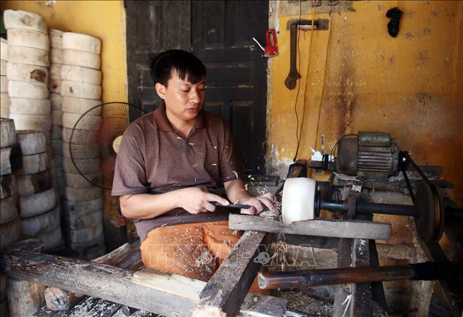 Chiếc trống nhìn đơn giản, nhưng gồm nhiều công đoạn như cưa gỗ, làm vành, đẽo, sơn, căng mặt trống...Ảnh: Phạm Kiên - TTXVN Đồ chơi Trung thu của Việt Nam được ưa chuộng ảnh 3