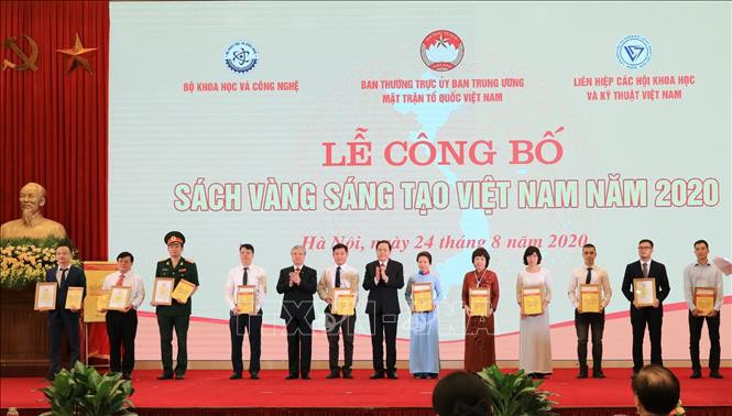 Trao Giấy chứng nhận và Sách vàng cho các tác giả, nhóm tác giả có công trình, giải pháp sáng tạo khoa học – công nghệ được công bố trong Sách vàng Sáng tạo Việt Nam 2020. Công bố Sách vàng Sáng tạo Việt Nam năm 2020 ảnh 4