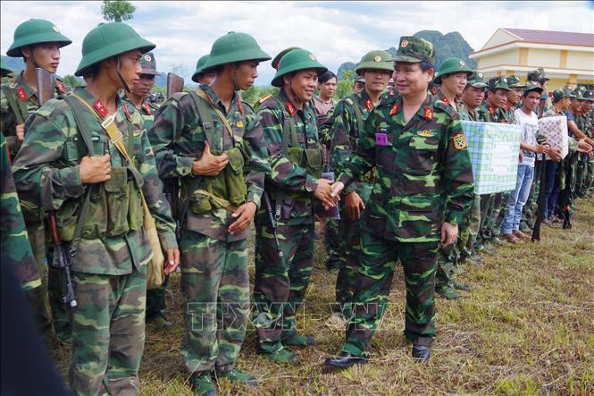 Thiếu tướng Nguyễn Văn Man bắt tay, động viên tinh thần các chiến sỹ trẻ nỗ lực, cố gắng vượt mọi khó khăn để hoàn thành sứ mệnh mà Đảng, nhân dân giao phó. Ảnh: TTXVN Chủ tịch nước ký quyết định truy thăng quân hàm cấp Thiếu tướng cho đồng chí Nguyễn Hữu Hùng và truy tặng Huân chương Bảo vệ Tổ quốc cho 11 đồng chí ảnh 2