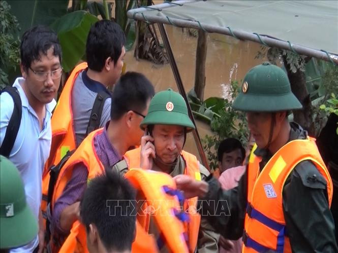 Hình ảnh Thiếu tướng Nguyễn Văn Man (người nghe điện thoại, đứng thứ hai từ phải qua) đội mưa, lội nước, trực tiếp có mặt tại hiện trường chỉ huy công tác ứng cứu trong thiên tai bão lũ để lại nhiều xúc động, khâm phục và tự hào trong ký ức mỗi cán bộ, chiến sỹ Bộ Chỉ huy Quân sự tỉnh Quảng Bình và với cả những người dân nơi đây. Ảnh: TTXVN phát Chủ tịch nước ký quyết định truy thăng quân hàm cấp Thiếu tướng cho đồng chí Nguyễn Hữu Hùng và truy tặng Huân chương Bảo vệ Tổ quốc cho 11 đồng chí ảnh 1