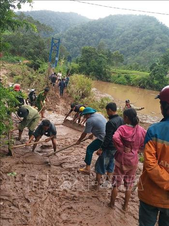 Chính quyền và người dân Đăk Pne dọn đường, khắc phục hậu quả sau bão số 9. Ảnh: Cao Nguyên - TTXVN Khắc phục hậu quả bão số 9: Kon Tum mở đường tiếp cận vùng bị lũ cô lập ảnh 3