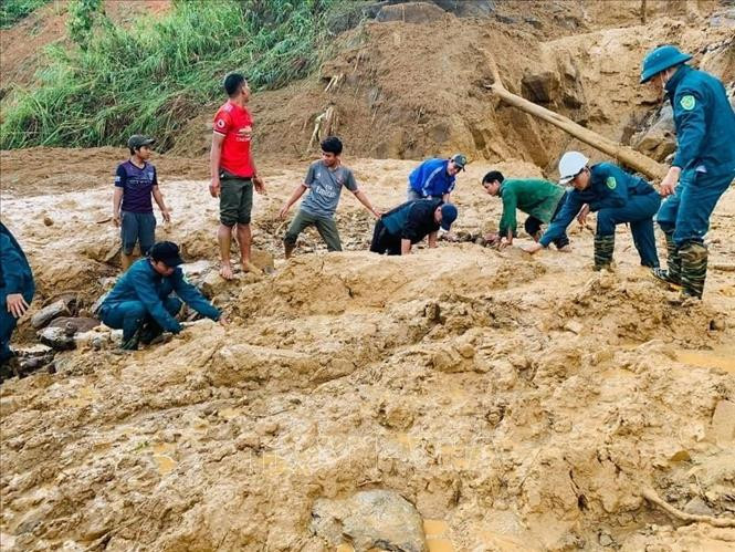 Các lực lượng tại chỗ tìm kiếm nạn nhân bị vùi lấp. Ảnh: TTXVN Quảng Nam: Thêm một vụ sạt lở núi vùi lấp 11 người tại huyện Phước Sơn ảnh 3