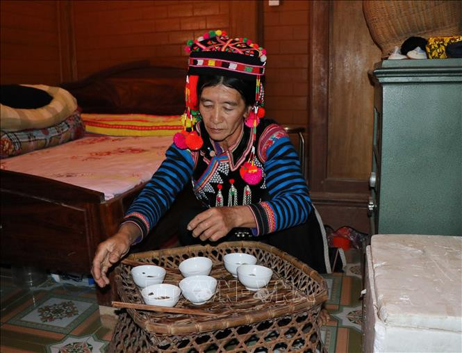 Nghi thức cúng tổ tiên với món bánh trôi là sự thể hiện tấm lòng thành kính, sự tri ân, hiếu thuận của con cháu với các đấng sinh thành, bậc tiên tổ. Ảnh: Xuân Tiến – TTXVN Vui Tết cổ truyền Hồ Sự Chà của dân tộc Hà Nhì nơi cực Tây của Tổ quốc ảnh 6