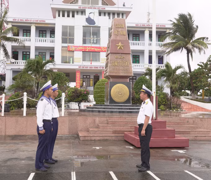 Thăm, chúc Tết cán bộ, chiến sỹ và nhân dân đảo Song Tử Tây ảnh 1