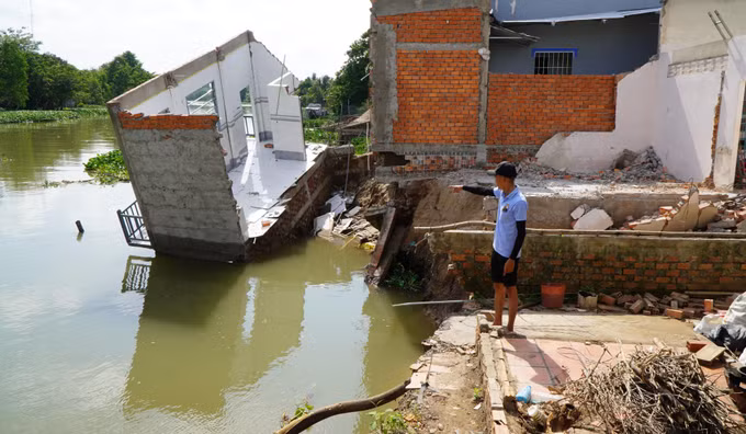 Liên tục sạt lở khu vực bờ kênh Cần Lố ở Đồng Tháp ảnh 2