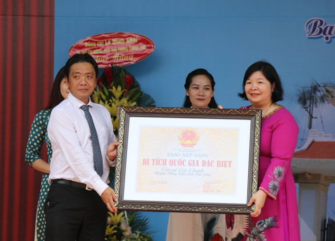 Đồng chí Hoàng Đạo Cương, Thứ trưởng Bộ Văn hóa, Thể thao và Du lịch trao Bằng xếp hạng di tích Quốc gia đặc biệt Căn cứ Cái Chanh cho tỉnh Bạc Liêu. Ảnh: Nhật Bình – TTXVN Căn cứ Cái Chanh, tỉnh Bạc Liêu được xếp hạng Di tích quốc gia đặc biệt ảnh 1