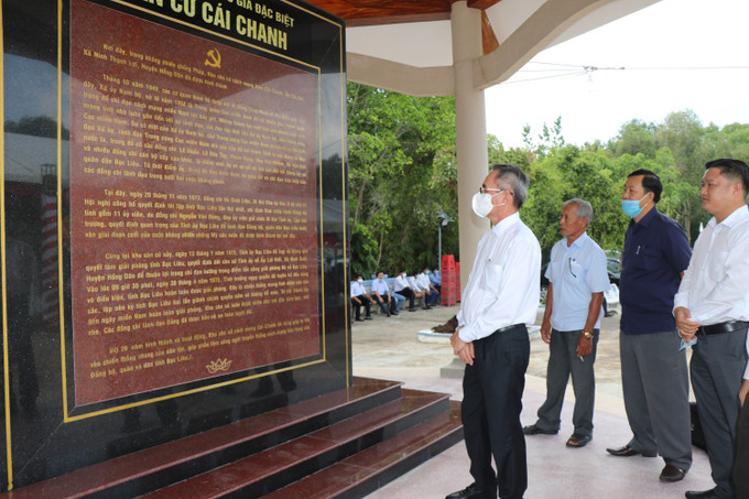 Các đại biểu tham quan di tích Quốc gia đặc biệt Căn cứ Cái Chanh - xã Ninh Thạnh Lợi, huyện Hồng Dân. Ảnh: Nhật Bình - TTXVN Căn cứ Cái Chanh, tỉnh Bạc Liêu được xếp hạng Di tích quốc gia đặc biệt ảnh 2