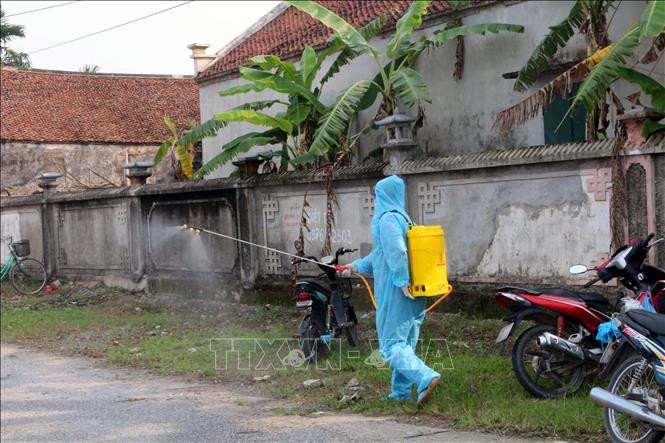 Tiến hành phun khử khuẩn toàn thôn Quan Nhân, xã Nhân Đạo, huyện Lý Nhân. Ảnh: Nguyễn Chinh - TTXVN Dịch COVID-19: Hà Nam ghi nhận thêm 2 ca mắc, liên quan đến ổ dịch tại xã Đạo Lý, huyện Lý Nhân ảnh 1