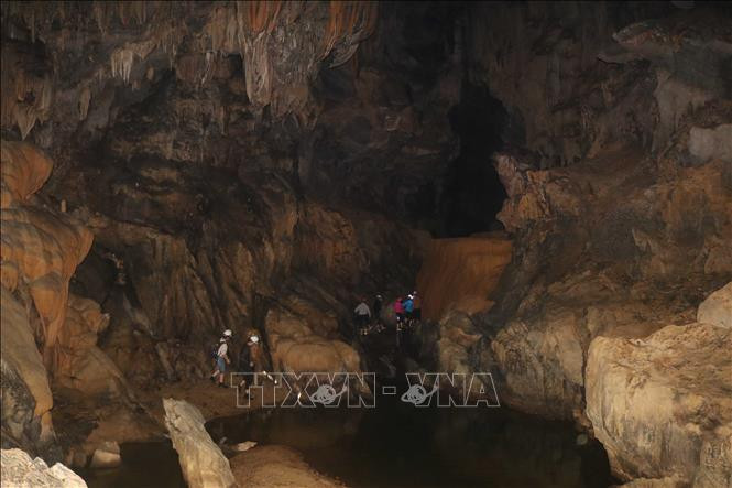 Những du khách đầu tiên trải nghiệm tuyến du lịch Khám phá Động Ngườm Ngao - Bản Thuôn. Ảnh: Chu Hiệu - TTXVN. Cao Bằng khai trương tuyến du lịch khám phá Động Ngườm Ngao – nhánh Bản Thuôn ảnh 1