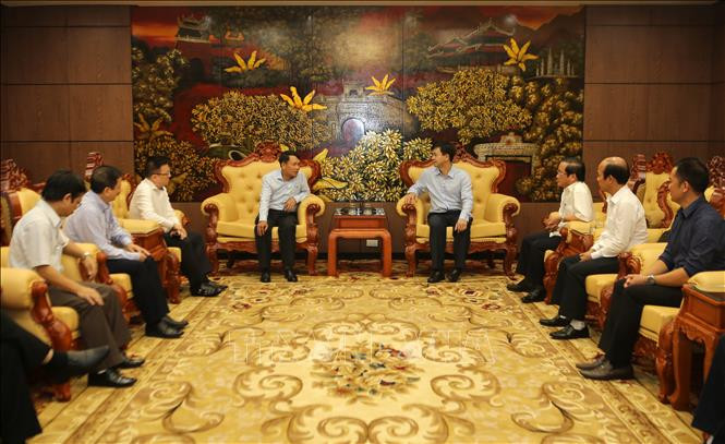 Đồng chí Lê Quang Tùng, Ủy viên Dự khuyết Trung ương Đảng, Bí thư Tỉnh ủy cùng các đồng chí lãnh đạo tỉnh Quảng Trị gặp mặt Đoàn công tác Thông tấn xã Việt Nam. Ảnh: Hồ Cầu-TTXVN Đoàn cán bộ Thông tấn xã Việt Nam thăm và làm việc với tỉnh Quảng Trị ảnh 1