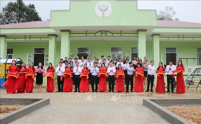 Các đại biểu cắt băng khánh thành Trường mầm non Triệu Tài. Ảnh: Hồ Cầu-TTXVN Đoàn cán bộ Thông tấn xã Việt Nam thăm và làm việc với tỉnh Quảng Trị ảnh 2