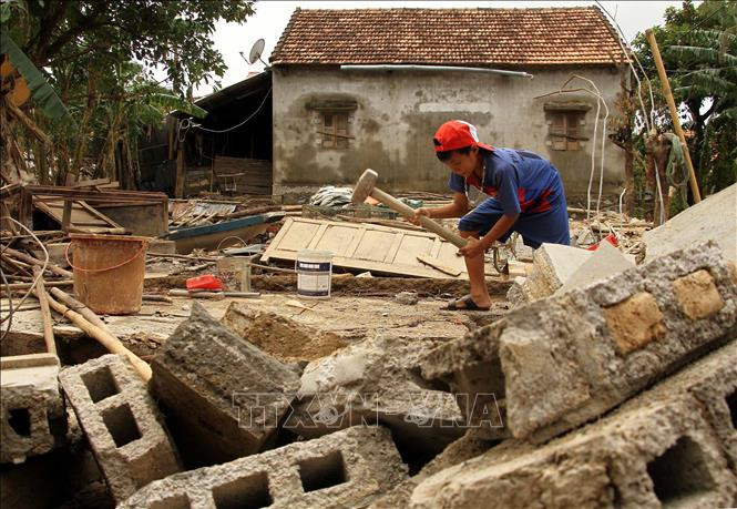Một nhà dân ở xã An Thủy, huyện Lệ Thủy (Quảng Bình) bị đổ sập hoàn toàn sau đợt lũ lịch sử vừa qua. Ảnh: Văn Tý-TTXVN Chính phủ xác định nhiệm vụ cấp bách và lâu dài ứng phó bão lũ tại miền Trung ảnh 1
