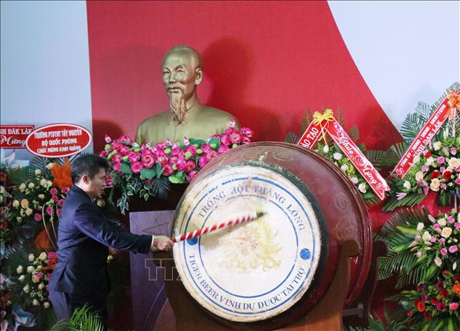 Đại diện nhà trường đánh trống Khai giảng năm học mới. Ảnh: Tuấn Anh - TTXVN Xây dựng Đại học Tây Nguyên thành trường đại học trọng điểm của khu vực Tây Nguyên ảnh 2