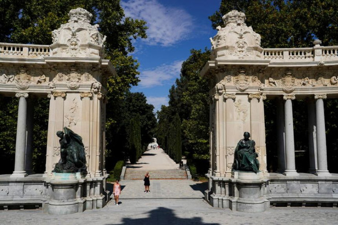 Công viên Buen Retiro là một trong những điểm thu hút khách du lịch nhất của Madrid. Ảnh: Reuters Đại lộ Paseo del Prado và công viên Buen Retiro vào danh sách di sản thế giới của UNESCO ảnh 1