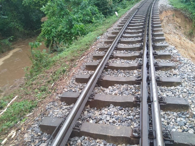Do sạt lở nên việc vận hành các tuyến đường sắt Bắc Nam bị ngưng trệ, ngành đường sắt đã ra thông báo cấm tàu. Ảnh: TTXVN phát Mưa lớn kéo dài, đường sắt Bắc Nam bị sạt lở, ngập lụt nhiều đoạn ảnh 3