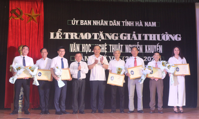Trao giải thưởng Văn học Nghệ thuật Nguyễn Khuyến cho các tác giả. Ảnh: Thanh Tuấn - TTXVN Trao Giải thưởng Văn học nghệ thuật Nguyễn Khuyến lần thứ VIII ảnh 3