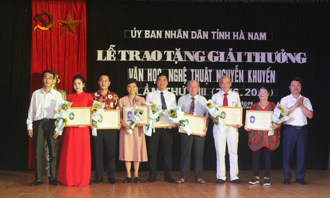 Trao giải thưởng Văn học Nghệ thuật Nguyễn Khuyến cho các tác giả. Ảnh: Thanh Tuấn - TTXVN Trao Giải thưởng Văn học nghệ thuật Nguyễn Khuyến lần thứ VIII ảnh 2