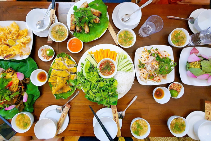 Ẩm thực Làng cổ Đường Lâm (Hà Nội) vừa tinh tế, vừa đậm chất truyền thống. Ảnh: TTXVN Ẩm thực Làng cổ Đường Lâm dần trở thành sản phẩm du lịch hấp dẫn ảnh 1