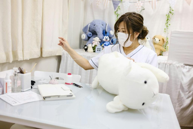 Natsumi Hakozaki đang phục hồi con cừu nhồi bông tại "Phòng khám" Natsumi Clinic ở Toyko. Ảnh: AFP / Philip FONG Làm mới những kỷ vật tuổi thơ - Dịch vụ đáng giá tại Nhật Bản ảnh 1