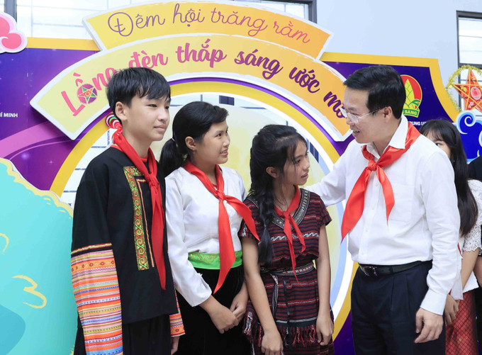 Chủ tịch nước Võ Văn Thưởng với thiếu nhi tỉnh Bình Phước. Ảnh: An Đăng – TTXVN Chủ tịch nước Võ Văn Thưởng với thiếu nhi tỉnh Bình Phước. Ảnh: An Đăng – TTXVN