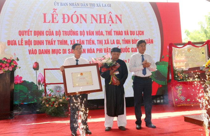 Lễ đón nhận Quyết định đưa Lễ hội Dinh Thầy Thím vào danh mục di sản văn hoá phi vật thể quốc gia. Ảnh: Nguyễn Thanh – TTXVN Lễ hội Dinh Thầy Thím trở thành di sản văn hóa phi vật thể quốc gia ảnh 2