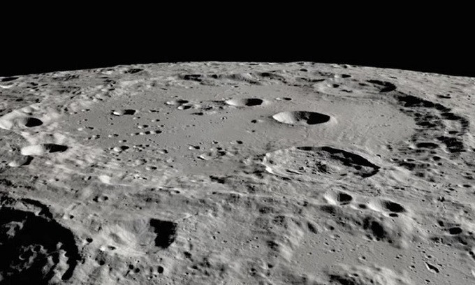 Miệng hố Clavius trên bề mặt Mặt Trăng. Ảnh: NASA. Phát hiện quan trọng về nước trên vùng sáng của Mặt Trăng ảnh 1