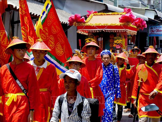 Lễ hội Nghinh Ông Sông Đốc. Ảnh: TTXVN Lễ hội Nghinh Ông Sông Đốc (Cà Mau) được đưa vào danh mục Di sản văn hóa phi vật thể cấp quốc gia ảnh 1
