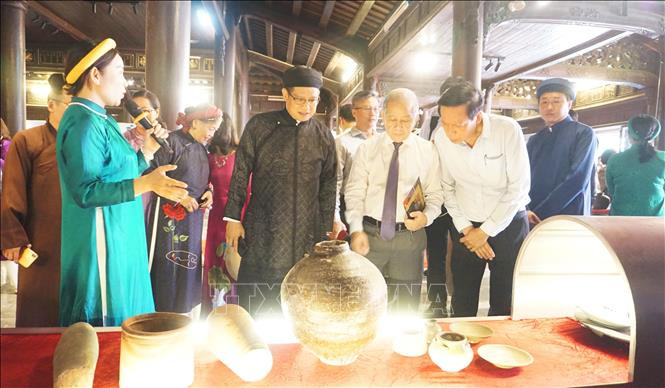 Khách tham quan trưng bày. Ảnh: Tường Vi – TTXVN. Trưng bày chuyên đề “Câu chuyện từ những dòng sông” ảnh 3