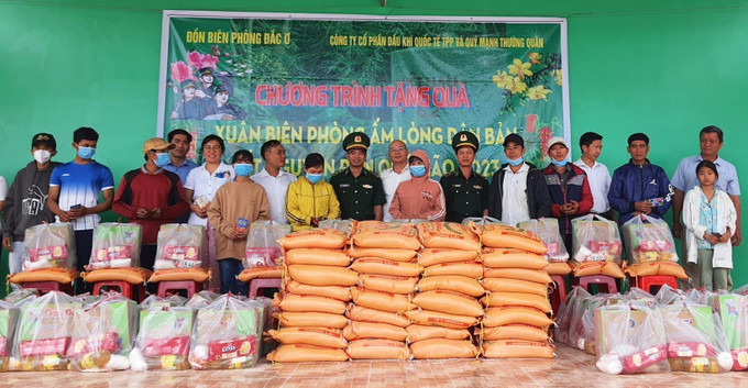 Tặng quà các hộ gia đình khó khăn và gia đình sống tại điểm dân cư liền kề chốt dân quân biên giới ở thôn 10, xã Đăk Ơ, huyện Bù Gia Mập, Bình Phước. Ảnh: TTXVN phát Không khí Tết ở vùng biên Bình Phước ảnh 1