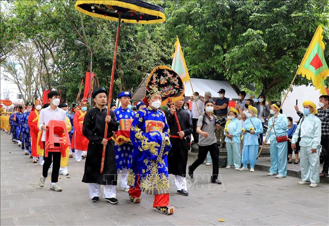 Đoàn rước kiệu tại Đền Đô. Ảnh: Đinh Văn Nhiều - TTXVN Lễ hội Đền Đô hướng về nguồn cội ảnh 4