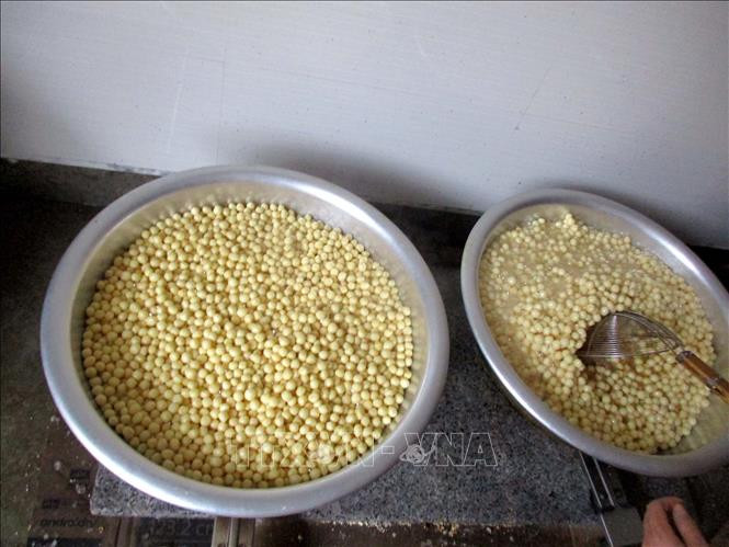 Một công đoạn nấu kẹo nhãn. Ảnh: Nguyễn Nam - TTXVN Làng nghề truyền thống kẹo nhãn Lang Chánh tăng sản xuất cho Tết ảnh 2