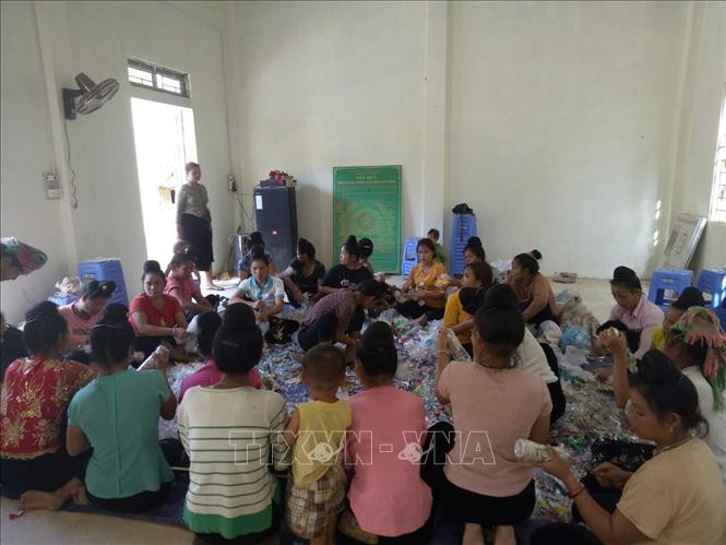 Phụ nữ Lai Châu thu gom chai nhựa để tái sử dụng làm bồn hoa. Ảnh: Việt Hoàng - TTXVN Phụ nữ Lai Châu góp sức xây dựng nông thôn mới ảnh 5
