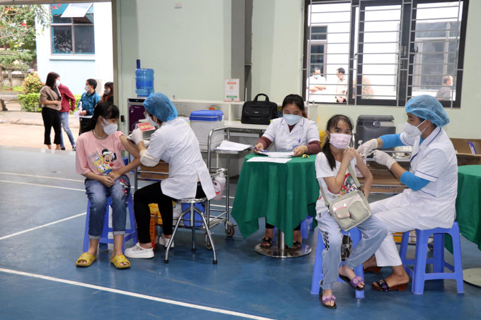 Học sinh thành tại phố Sơn La tiêm vaccine COVID-19 tại Bệnh viện đa khoa Cuộc Sống. Ảnh: Hữu Quyết - TTXVN Vaccine phòng COVID-19 - Lá chắn bảo vệ trẻ (Bài 2) ảnh 1